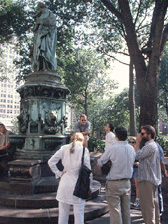 Seminar Bronze tour in Union Square, fountain